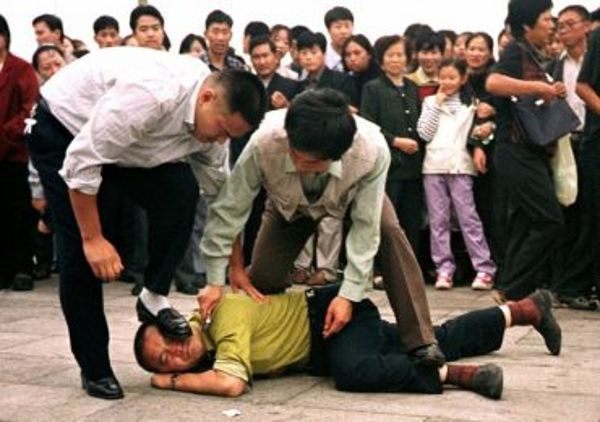 Comunista Chinês invadem Igreja levam o pastor e fiéis presos na China