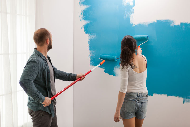 adultos-pintando-parede