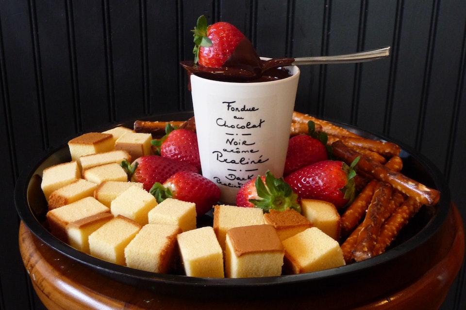 Tábua de queijos e morangos e canecas com chocolate