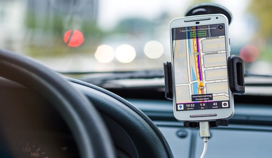 GPS aberto em celular no carro