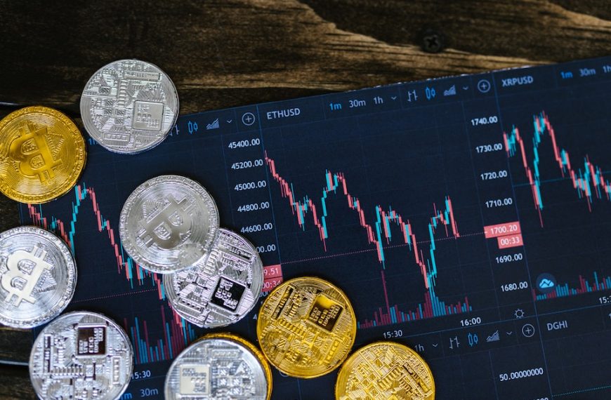 Criptomoedas em frente a gráfico