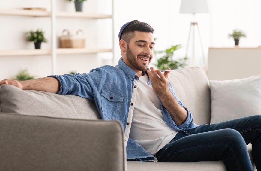 O poder atemporal da camisa jeans