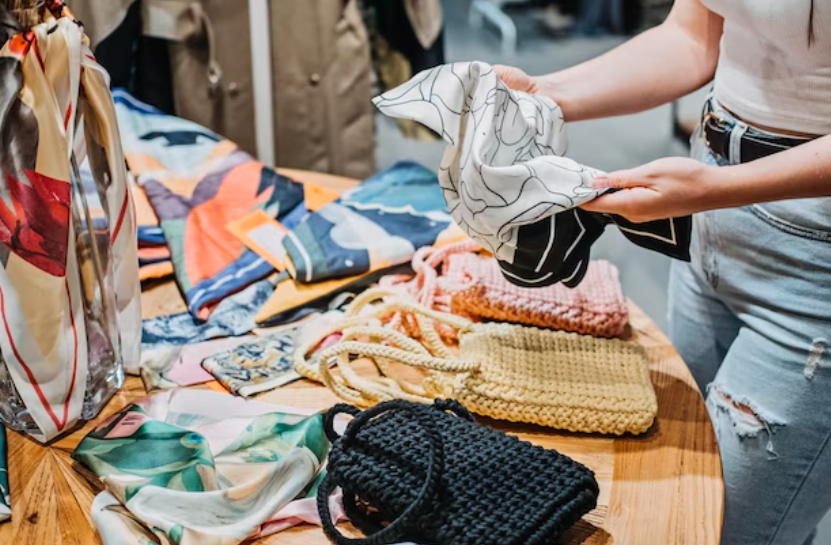 Dicas de estilo para criar looks incríveis com roupas de brechó