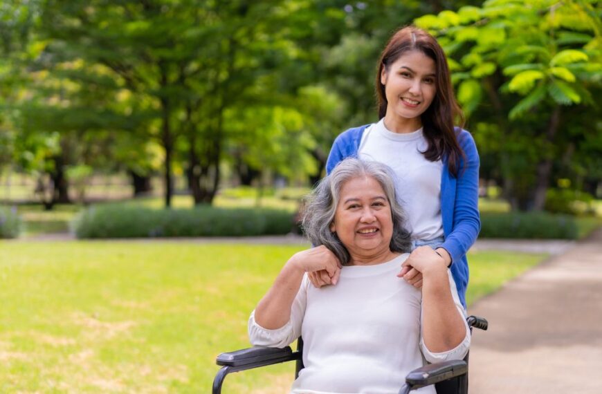 Onde contratar um acompanhante para idosos