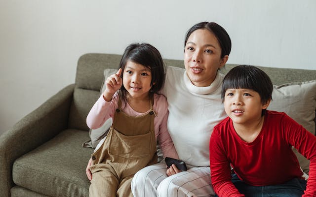 Familia conferindo a frequencia dos sorteios da quina