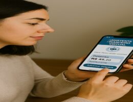 Pessoa acessando ferramenta de controle financeiro pelo celular