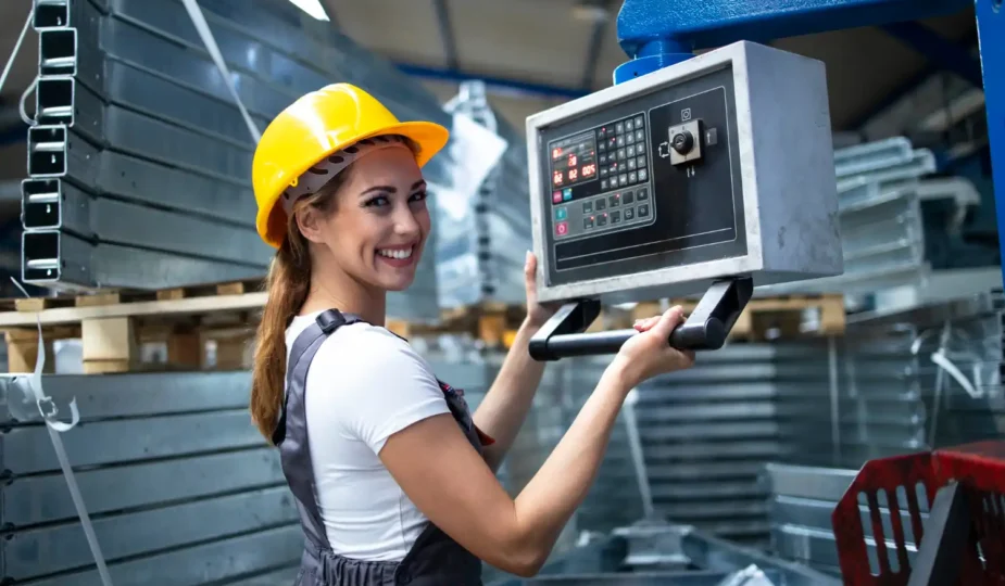Profissional operando máquina industrial em cenário de manufatura, ilustrando as tendências para os próximos 10 anos nas máquinas industriais e tecnologias de automação.