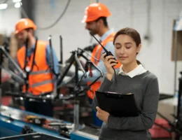 Profissional de manutenção em ambiente industrial, realizando inspeção e otimização de equipamentos essenciais com dicas práticas de manutenção.