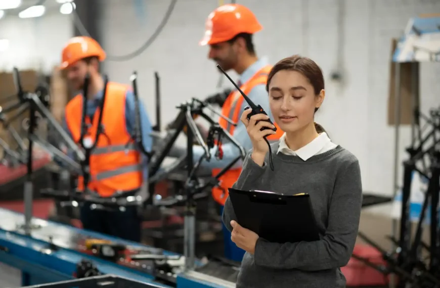 Profissional de manutenção em ambiente industrial, realizando inspeção e otimização de equipamentos essenciais com dicas práticas de manutenção.