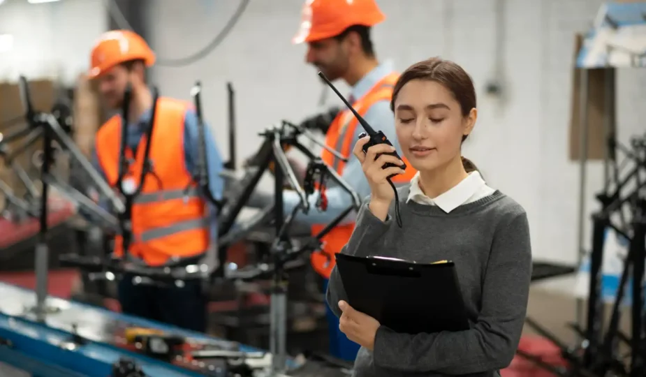 Profissional de manutenção em ambiente industrial, realizando inspeção e otimização de equipamentos essenciais com dicas práticas de manutenção.